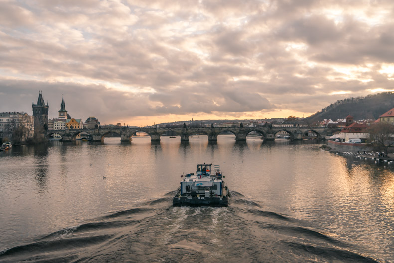 Prága naplemente a Moldva folyón